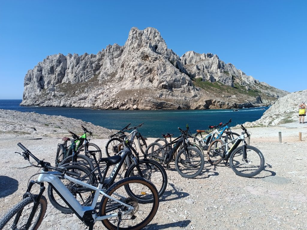 baie des singes parc vélo evtt provence vélos devant calanque de marseille